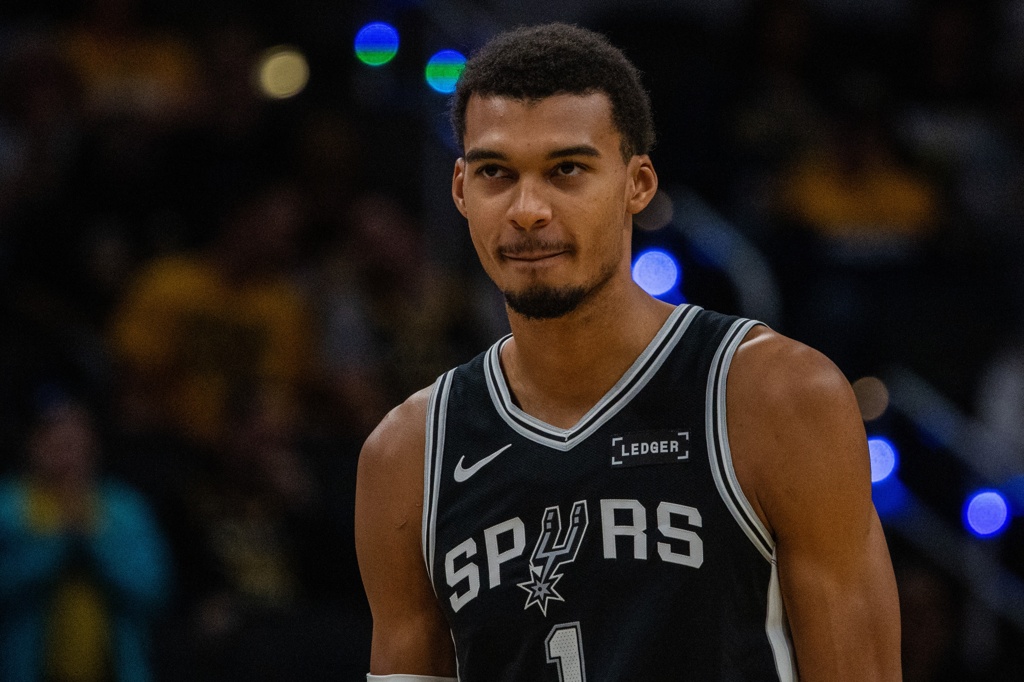 博班：我2米24得抬頭仰望文班亞馬 名記：他的身高已經接近2米31